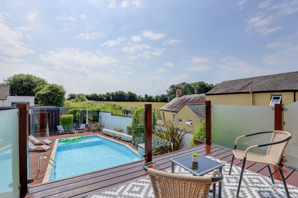 Property photo 2 of 31