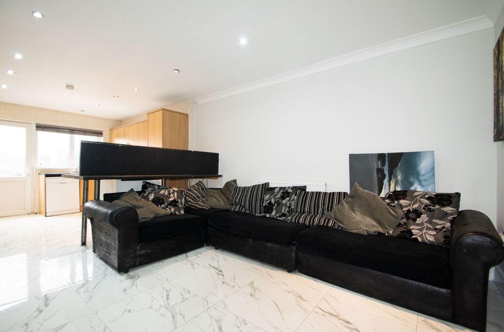 Property photo 2 of 17 Photo 1