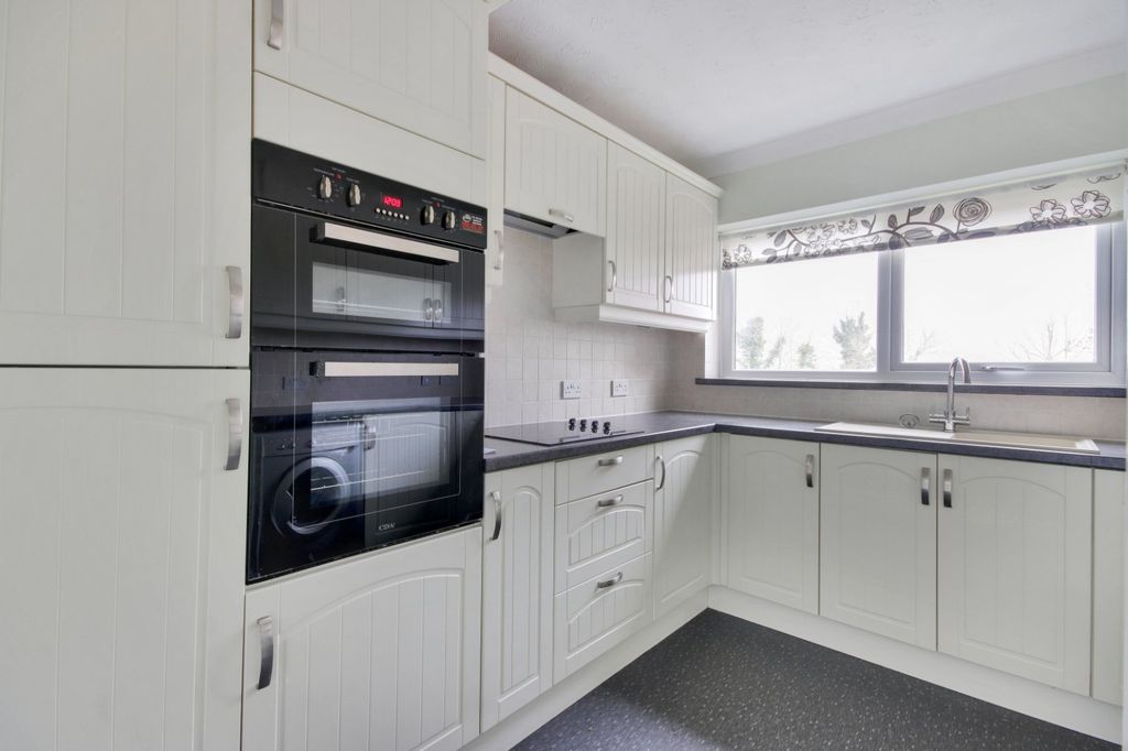 Property photo 3 of 11 Kitchen