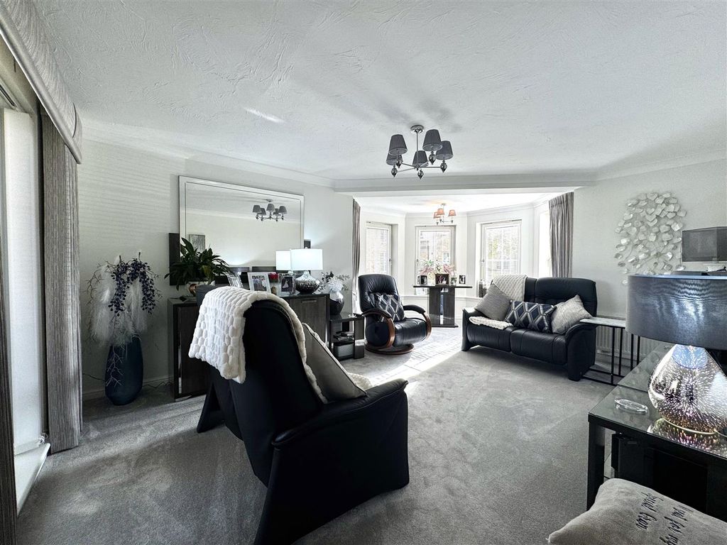 Property photo 3 of 24 Lounge