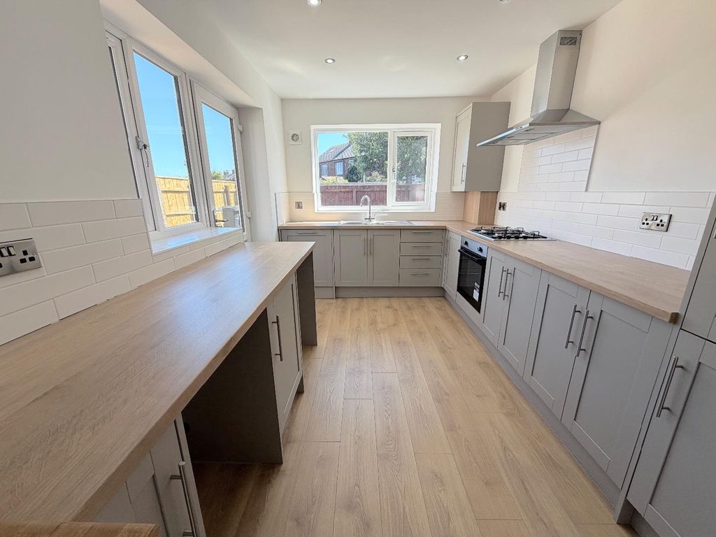 Property photo 3 of 12 Kitchen