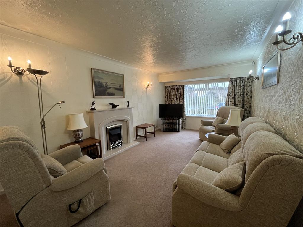 Property photo 2 of 24 Lounge