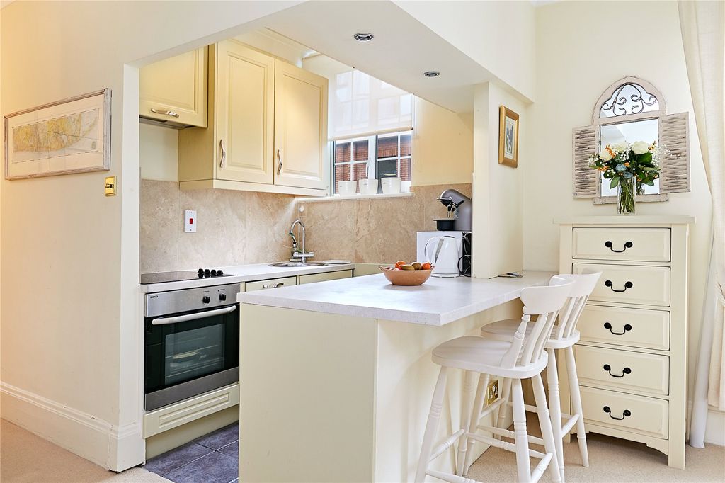 Property photo 2 of 9 Kitchen