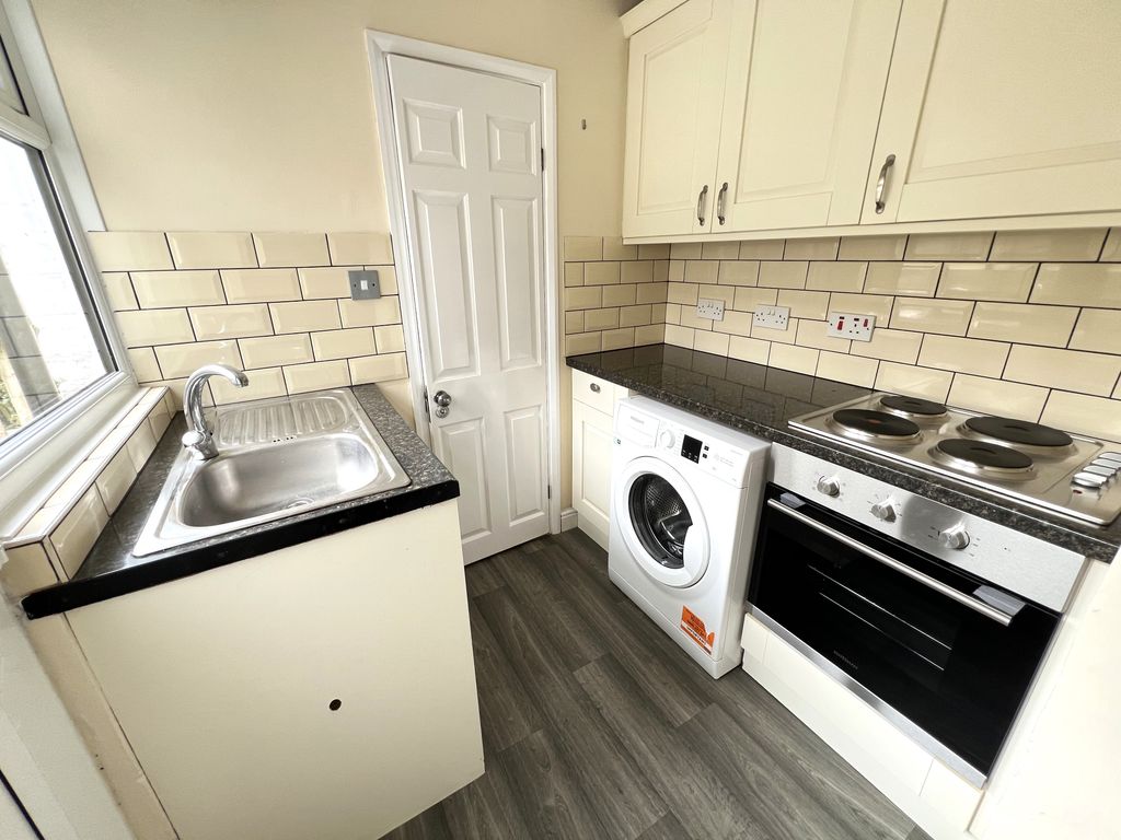 Property photo 3 of 8 Kitchen