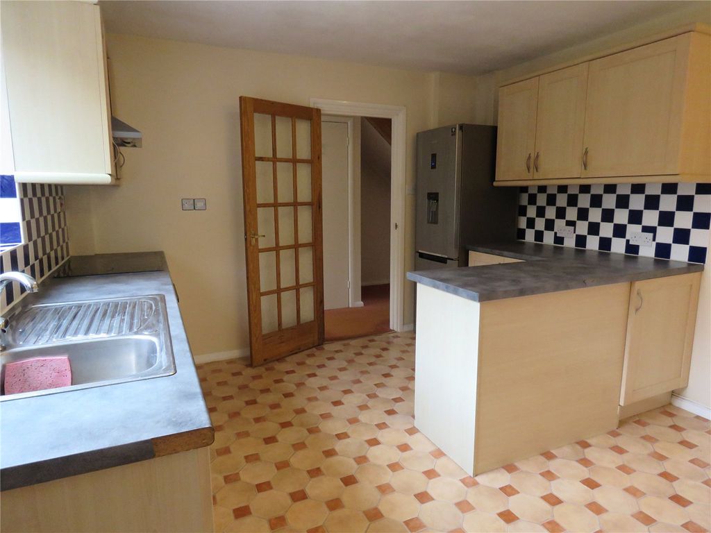 Property photo 3 of 11 Kitchen