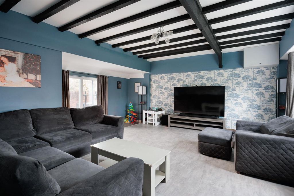 Property photo 3 of 17 Lounge