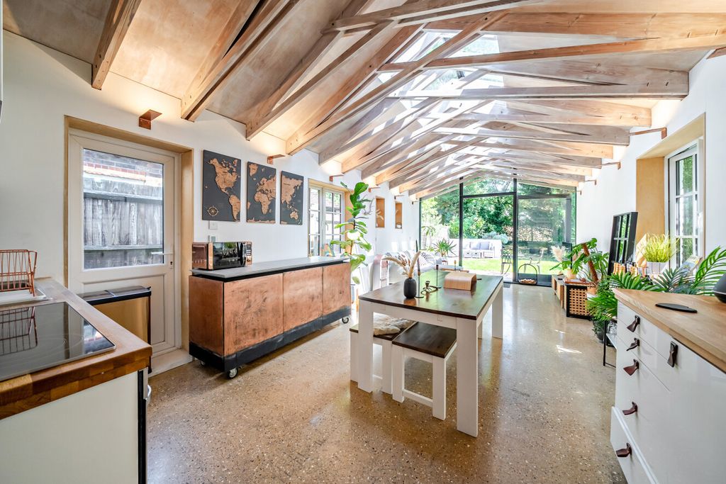 Property photo 1 of 12 1488440-11-6A550A...