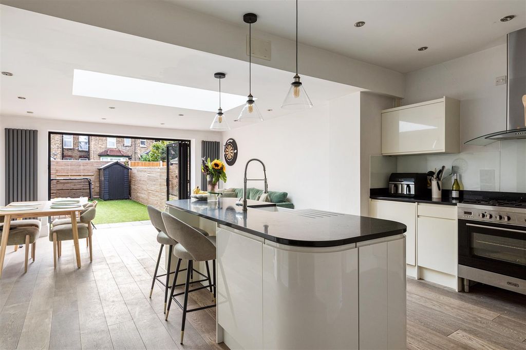 Property photo 3 of 51 Waverley Road, E18