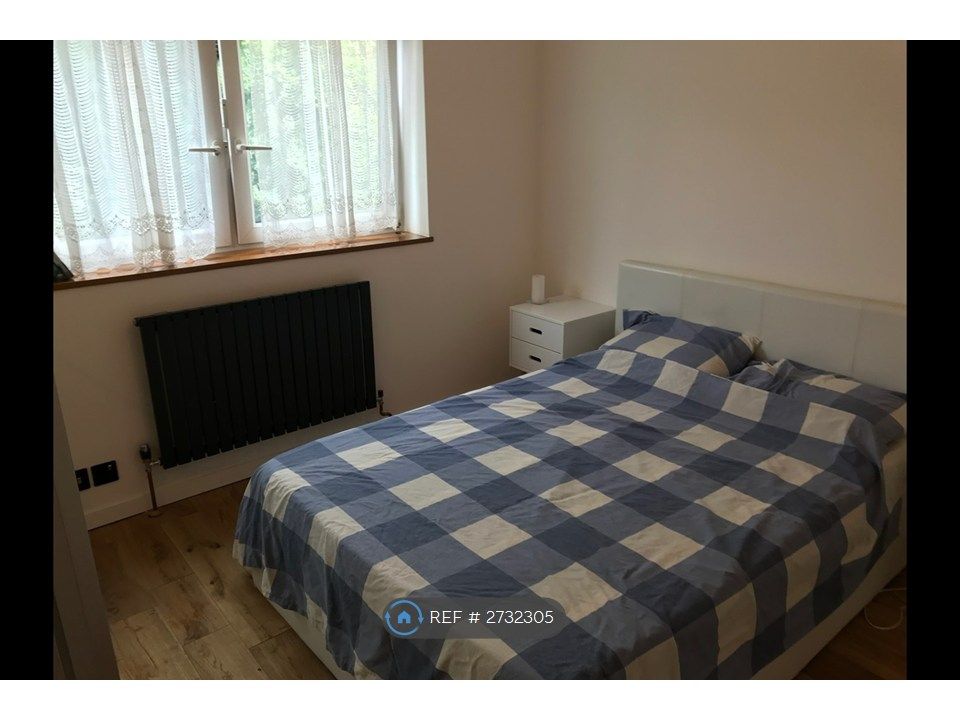 Property photo 2 of 18 Main Bedroom 1