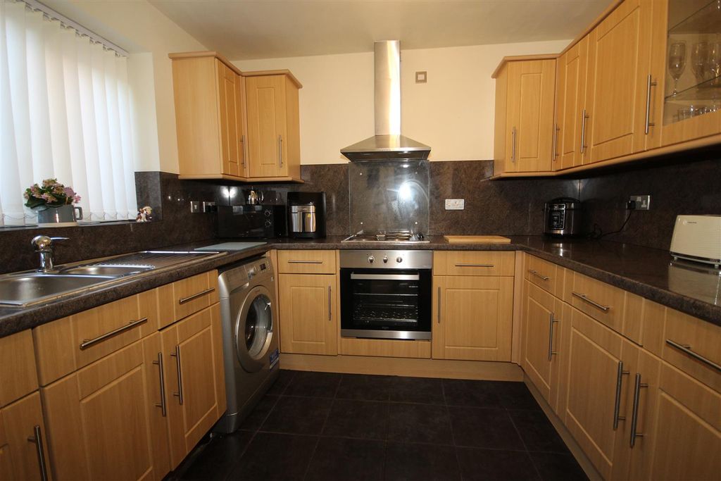 Property photo 3 of 13 Kitchen