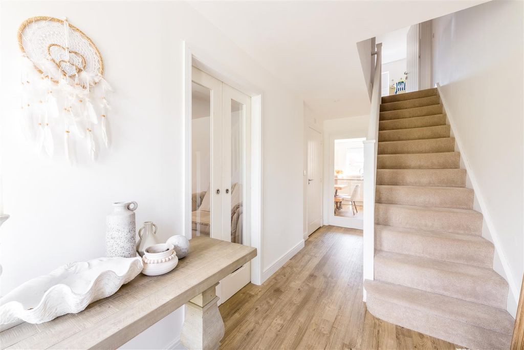 Property photo 3 of 19 60 Barton Way-14.Jpg