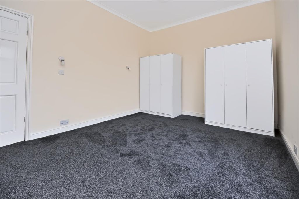 Property photo 3 of 11 139 Stanley Street Bedroom 1 (1).Jpg