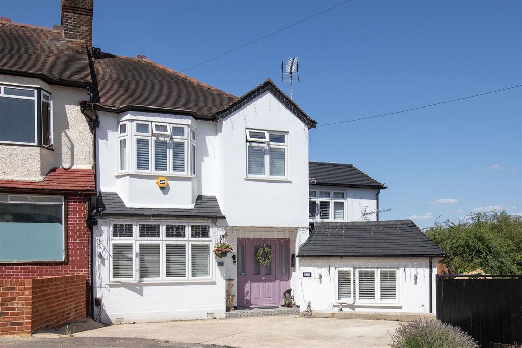 Property photo 1 of 51 Larkshall Crescent, E4