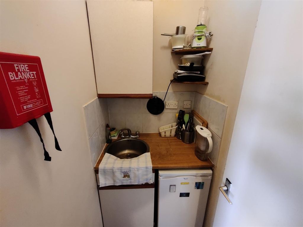 Property photo 3 of 4 Flat 5, 31 Bekmont Road Kitchen.Jpg