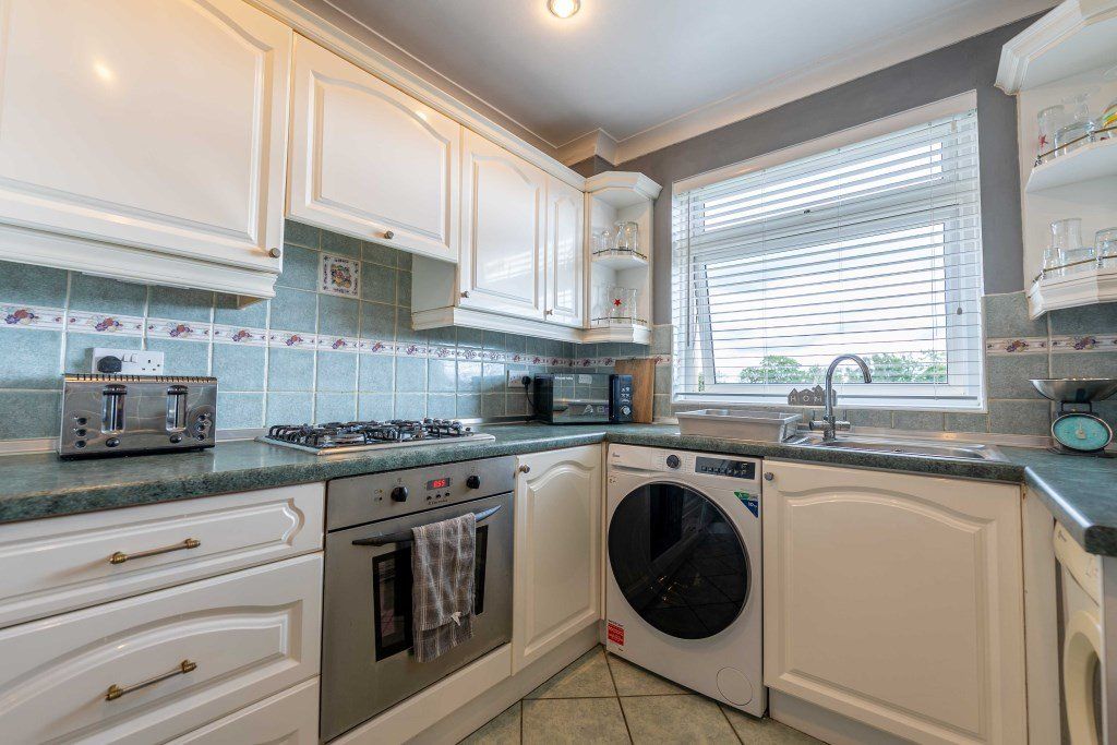 3 bed flat for saleMontrose Crescent, Hamilton ML3 photo 4