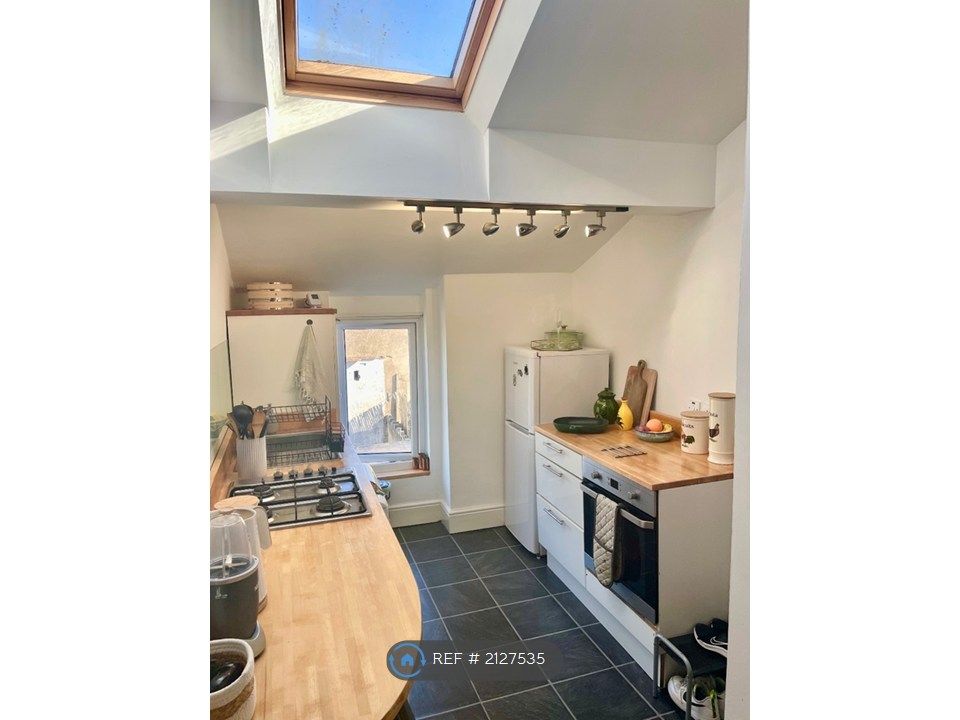 Property photo 2 of 10 Kitchen