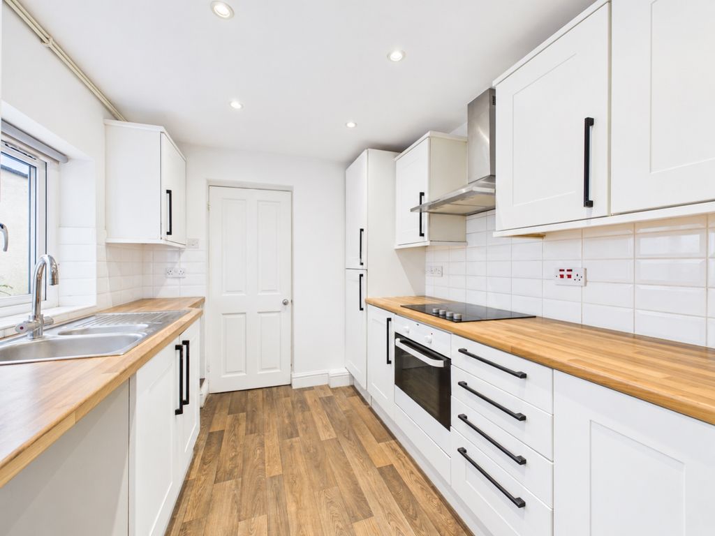 Property photo 2 of 15 Bright, Clutter-Free Kitchen For Letting