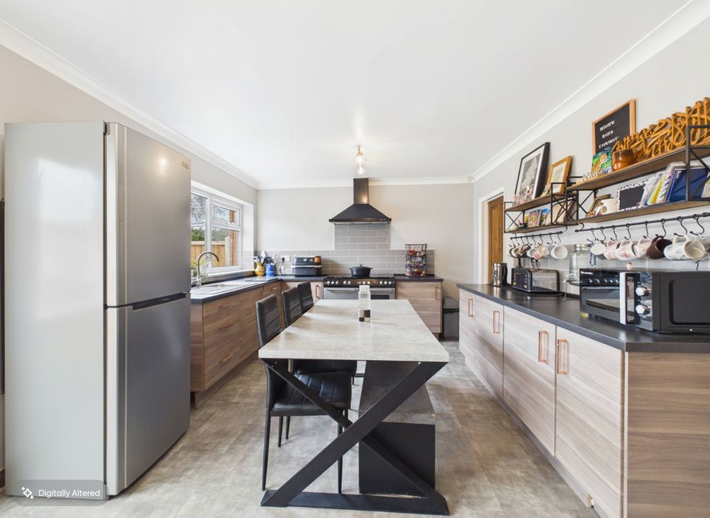 Property photo 3 of 24 Cam01698G0Pr0181Still012001