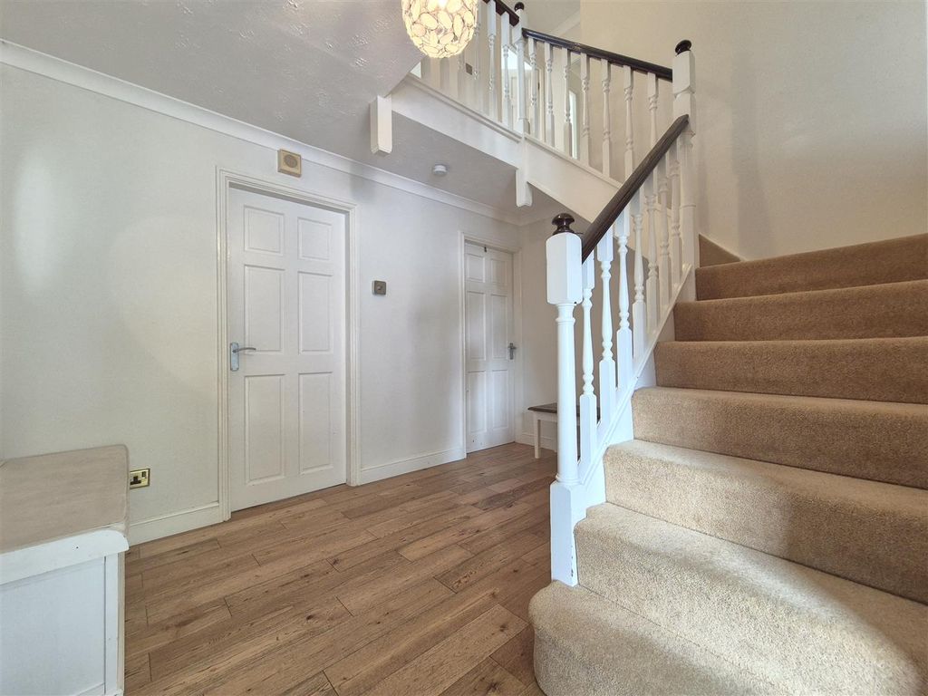 Property photo 3 of 26 Entrance Hall