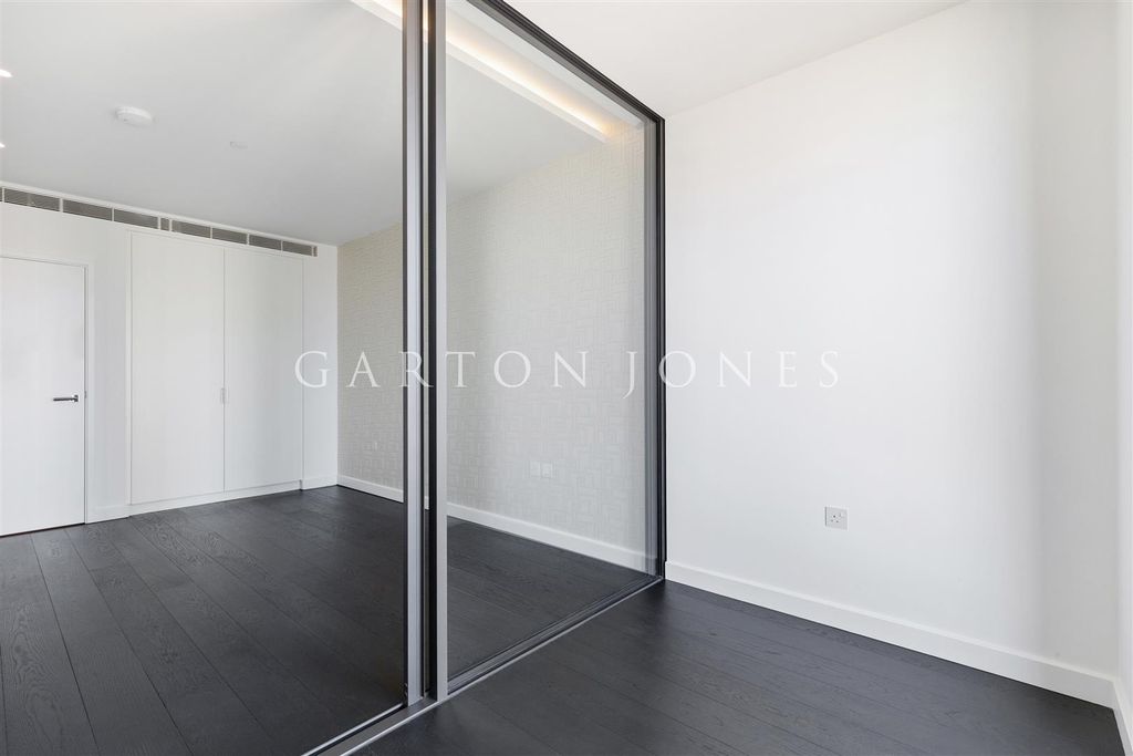 Property photo 3 of 28 Bedroom.Jpg