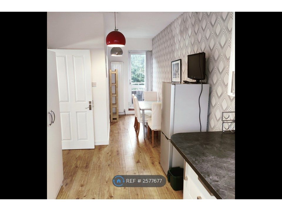 Property photo 3 of 18 Kitchen And Communal Space