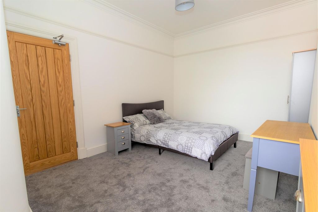 Property photo 1 of 11 Room 2