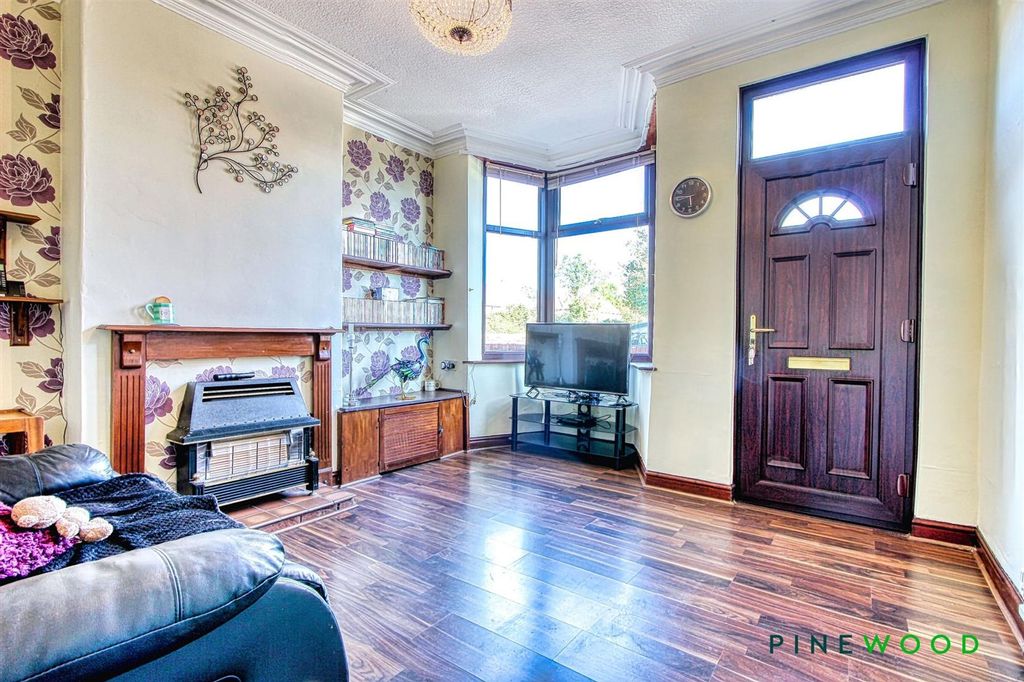 Property photo 2 of 18 Lounge