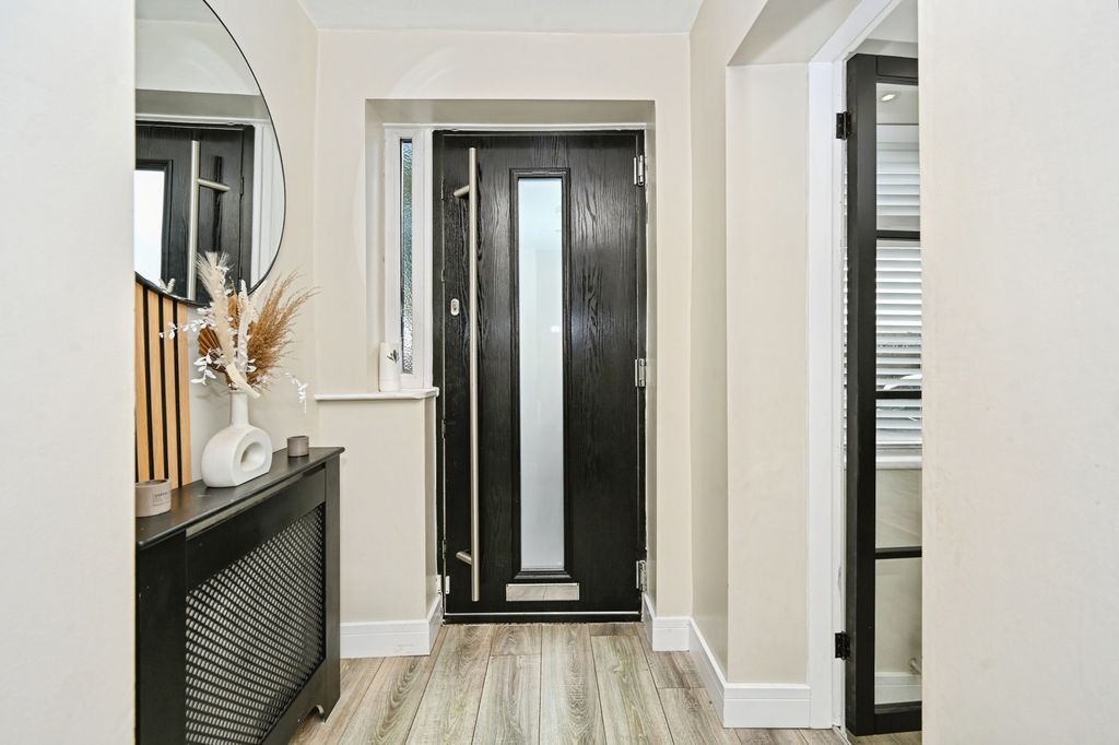Property photo 2 of 24 Entrance Hallway