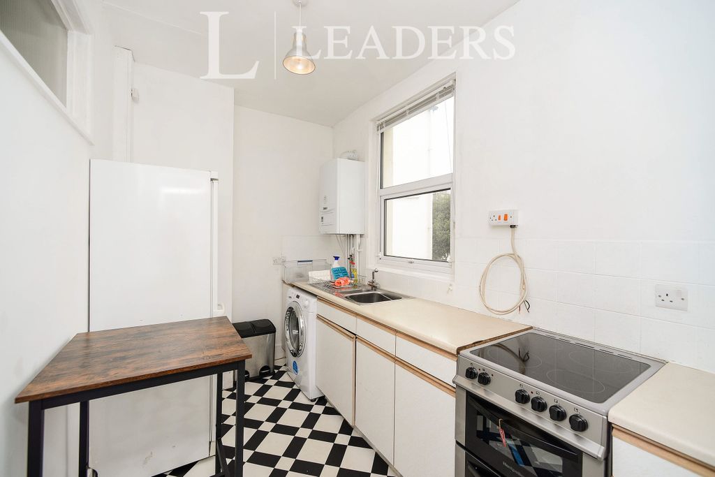 Property photo 2 of 10 Kitchen