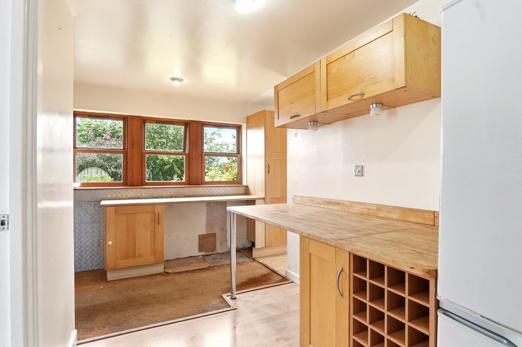 Property photo 3 of 33 Image005