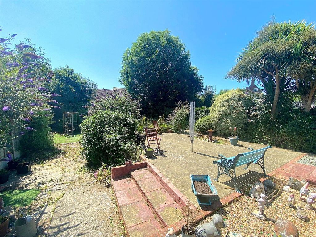 Property photo 2 of 14 10 Claxton Rd - Garden.Jpg