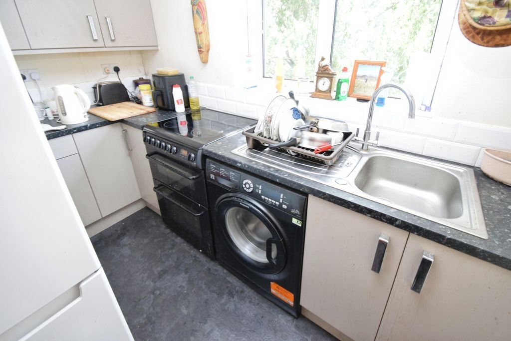 Property photo 3 of 8 531c834A-Kitchen