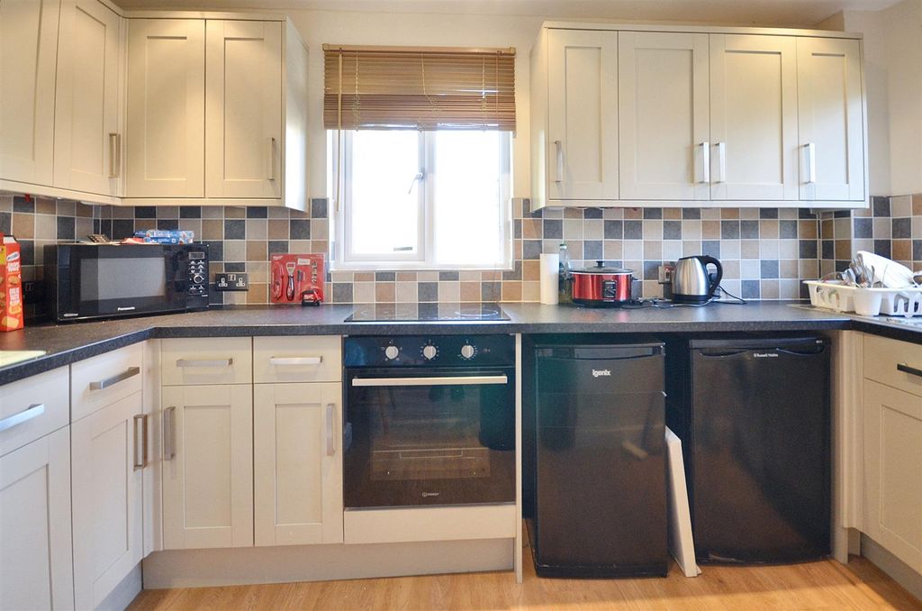 Property photo 3 of 9 Kitchen