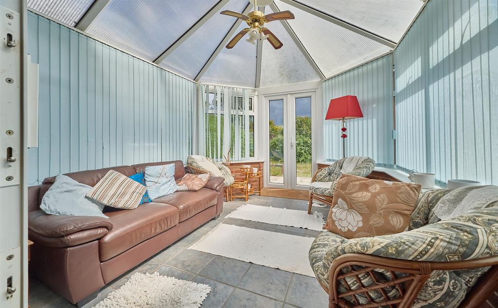 Property photo 3 of 16 Conservatory