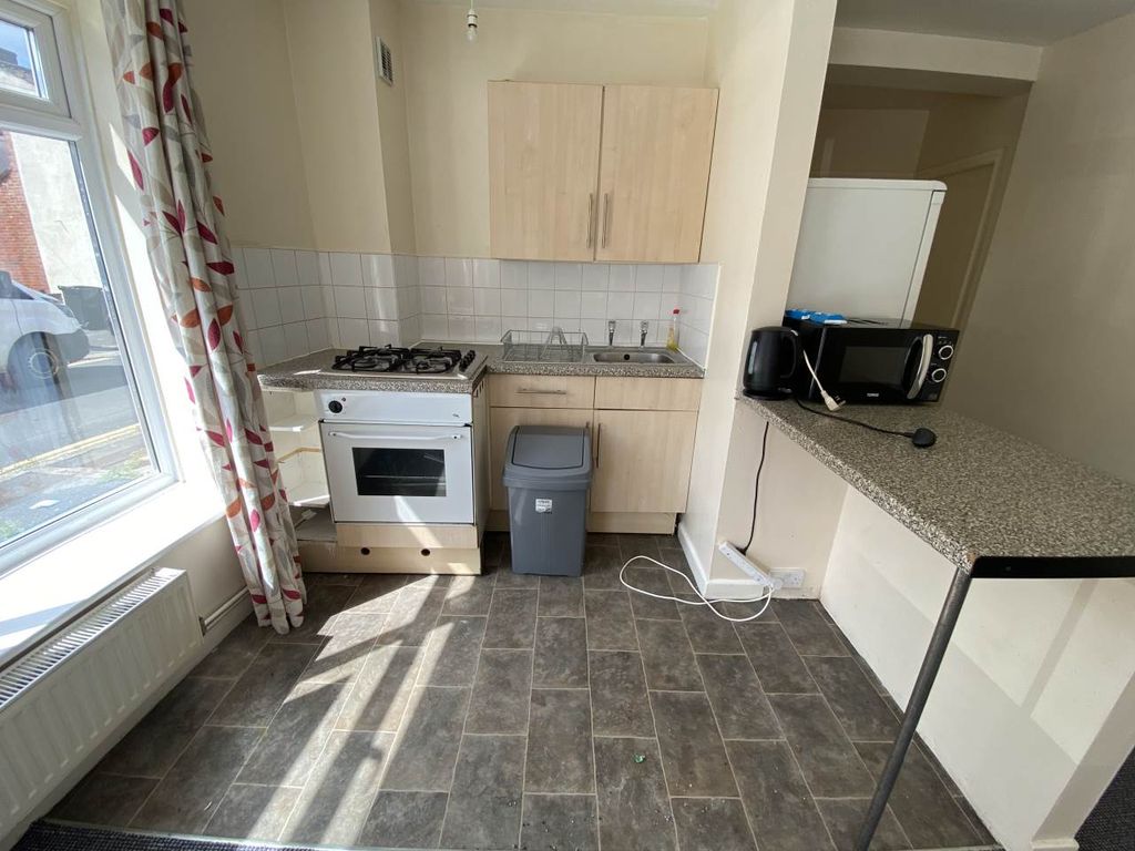 Property photo 3 of 7 Kitchen