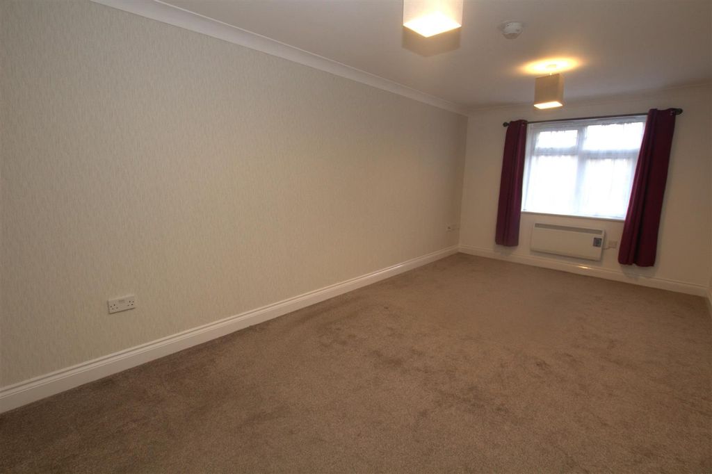 Property photo 3 of 9 Living Room .Jpg