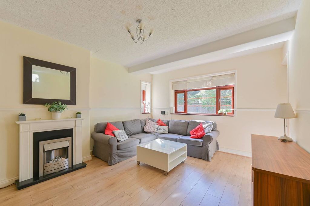 Property photo 2 of 8