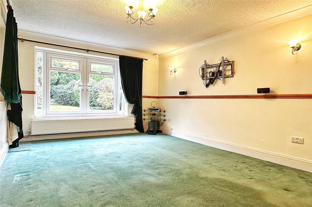 Property photo 3 of 27 Living Room