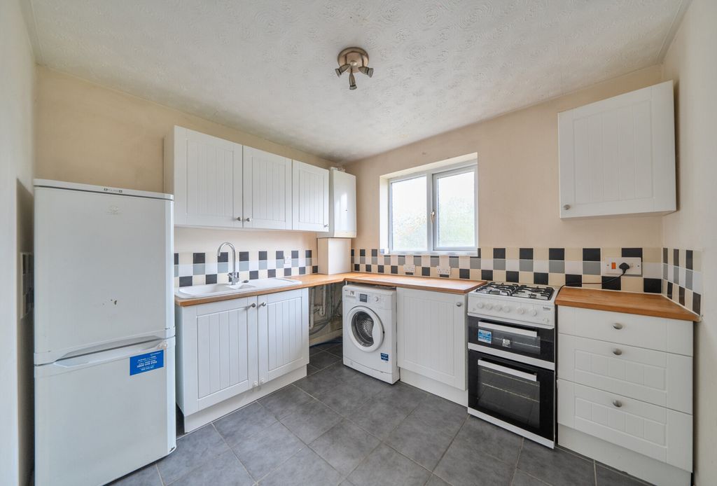 Property photo 2 of 9 1448441-1-69E23Ff...