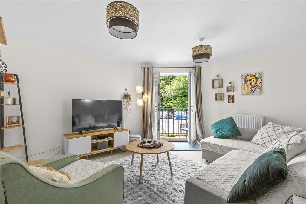 Property photo 2 of 15 6 Moonstone Court, Dashwood Ave, Hp12 3Fg-7.Jpg