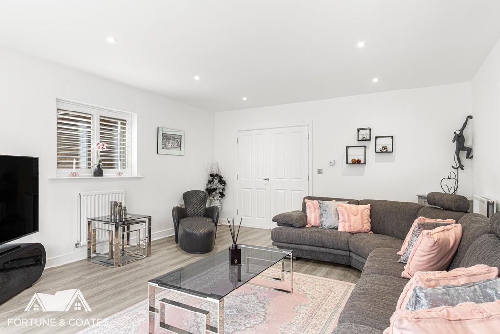 Property photo 3 of 35 Woodlandway_34.Jpg