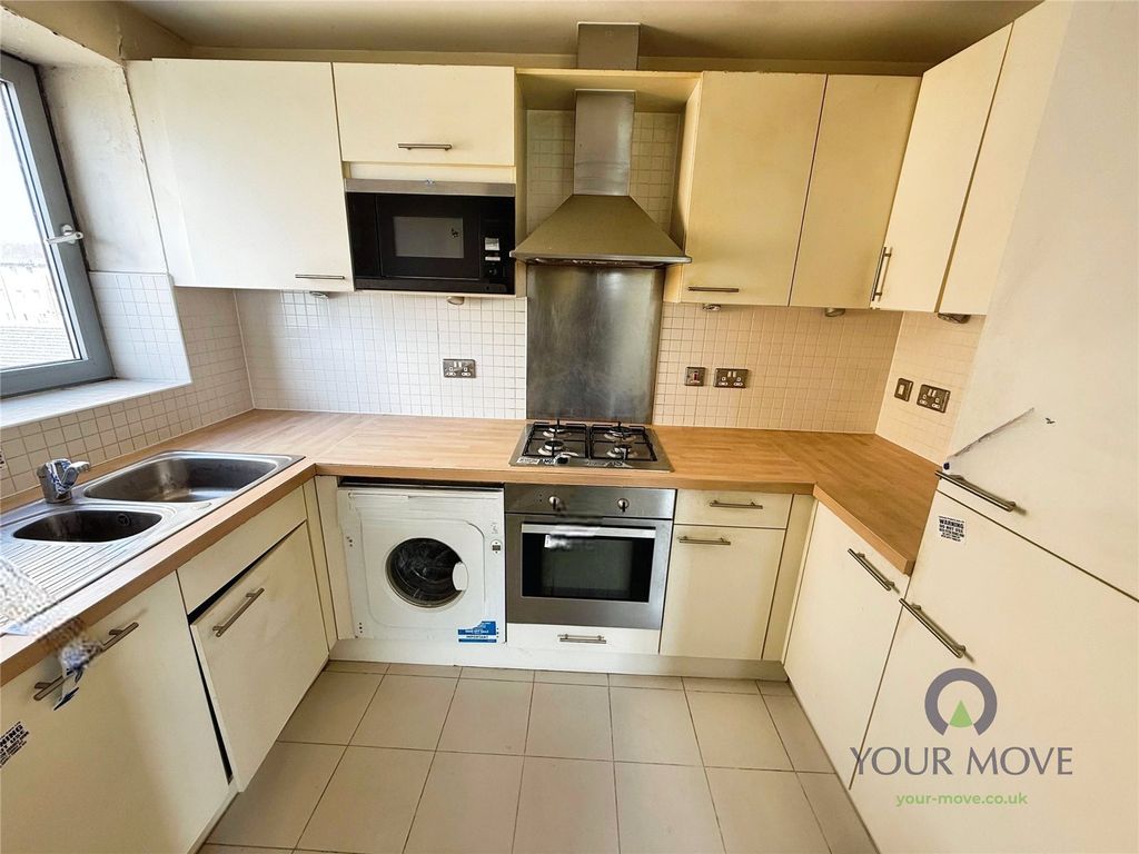 Property photo 3 of 8 Kitchen