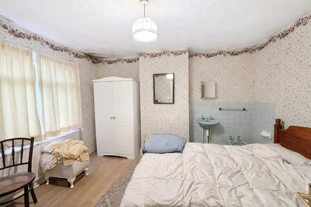 Property photo 2 of 11 Bedroom 1.Jpg