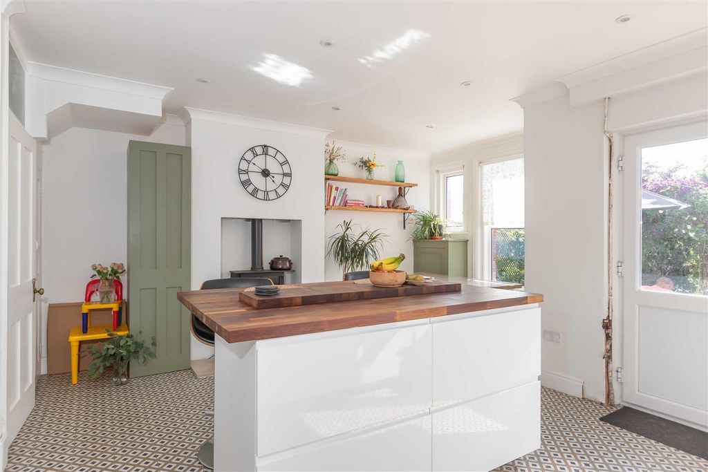 Property photo 3 of 15 Cecil Rd_6.Jpg