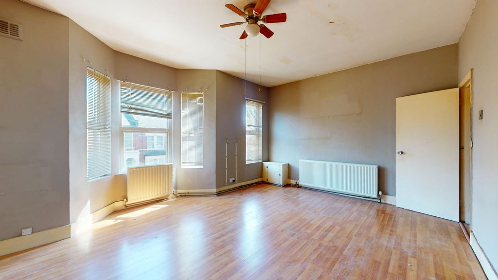 Property photo 2 of 10 Flat 2, 10 Whitestile Road, Brentford, Tw8 9Nj