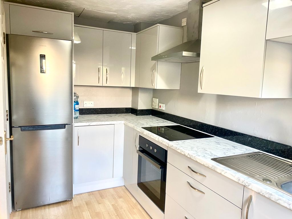 Property photo 3 of 17 Kitchen