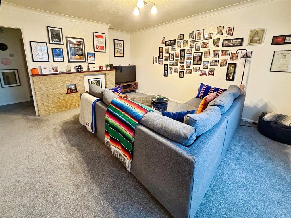 Property photo 3 of 11 Lounge