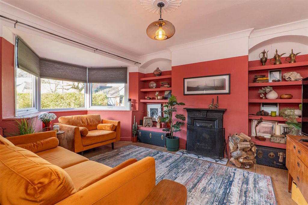 Property photo 2 of 36 Lounge