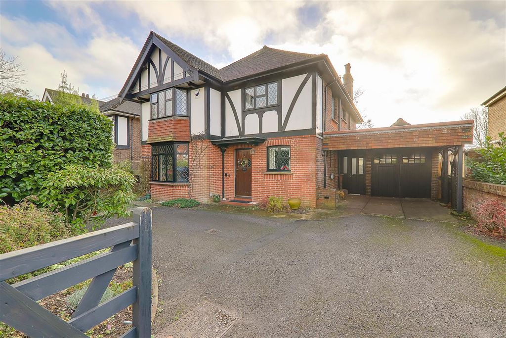 Property photo 1 of 20 8 Charmandean Road.Jpg