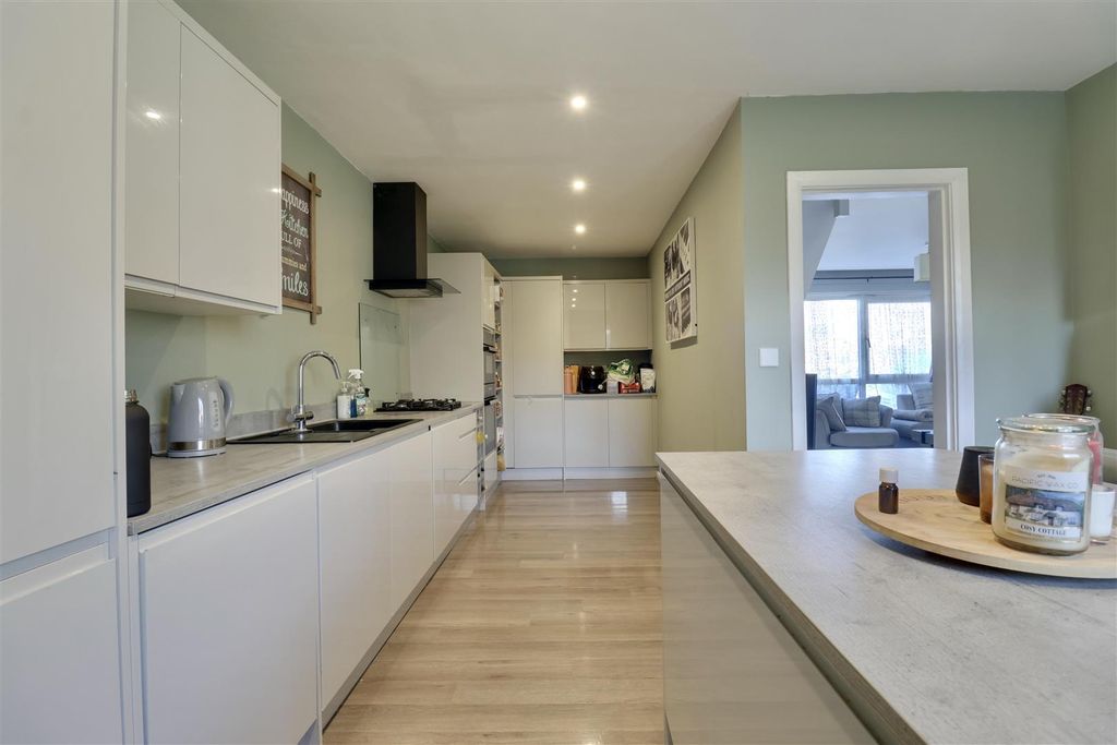 Property photo 3 of 14 02D88F4A-Ea18-4363-9C2D-85Ff193C0170_1_201_A.Jpeg